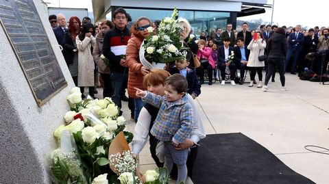 Familiares de las 21 vctimas del Villa de Pitanxo depositando flores ante la placa colocada en su recuerdo en Marn coincidiendo con el segundo aniversario de la cattrofe.