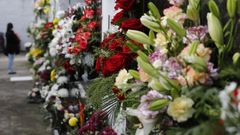 L�pida adornada de flores en un cementerio mari�ano (imagen de archivo)