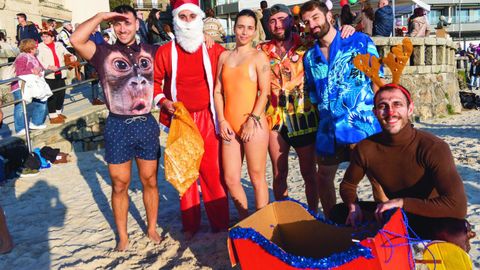 Chapuz�n para despedir el a�o en la playa de Silgar, en Sanxenxo