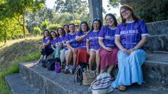 Una parte significativa de aquel mtico equipo posa en las gradas de lo que queda del campo de ftbol de Sobrada.