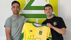 Alfonso Chedas �Fon�, a la izquierda, posa con la camiseta del club.
