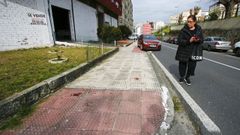 Una mujer observa los restos de sangre en el lugar donde se produjo el acuchillamiento