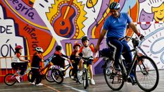A golpe de Pedal y el Club Cicilista vigu�s fomentan la bici en el colegio Miralba