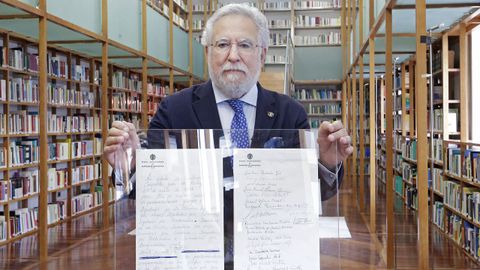 Santalices, cos dous papeis orixinais da sinatura da Asamblea de Parlamentarios de Galicia, de 1977, expostos na biblioteca da C�mara auton�mica.