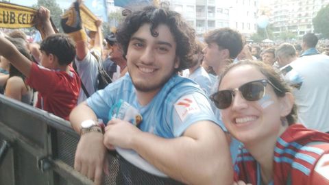 Santiago Gngora, con su pareja, Agustina, en la previa del Celta-Madrid.