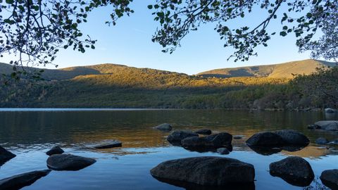 El inmenso Lago de Sanabria (Zamora), el mayor de origen glaciar de la Pen�nsula, fotografiado desde la misma orilla de una de sus playas fluviales