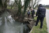 Los pescadores observan un aliviadero que no deja de vomitar aguas negras al r�o. 