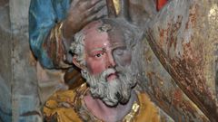 Fotograf�a de una de las figuras del retablo a medio restaurar, donde se aprecia el cambio.  