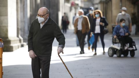 Personas con masacarilla por las calles de Lugo