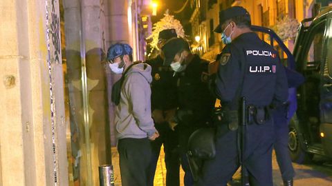  Miembros de la Polic�a Nacional detienen a un chico tras intentar incendiar una barricada en mitad de la calle Mesones de Granada