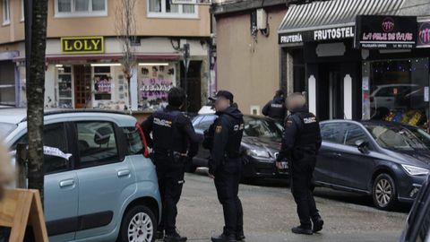 Intervenci�n de la Polic�a Nacional en una vivienda del Agra do Orz�n por el atrincheramiento de un hombre armado.