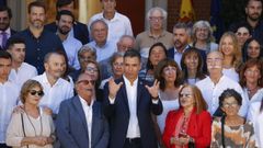 S�nchez posa con  los ciudadanos que asistieron al acto en la Moncloa.
