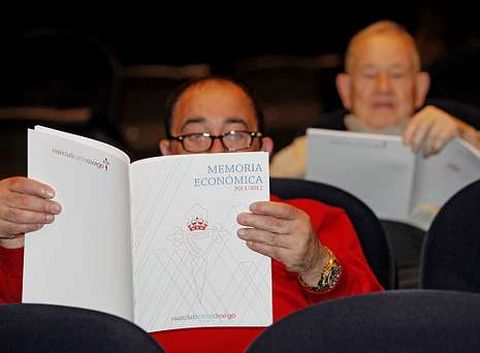 Apenas cuarenta accionistas del Celta acudieron ayer a la junta general.