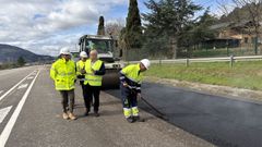 Eladio Santos supervis� las obras en la N-120, en O Barco.