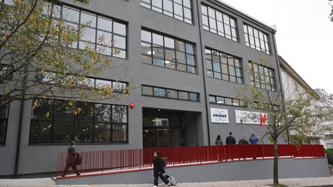 TALLERES CAEIRO. Mestrelab, como empresa, se hizo con una de las propiedades m�s grandes del sur de la ciudad. Talleres Caeiro dej� libre a la entrada del Campus un enorme local industrial que tantearon sin �xito algunas cadenas de alimentaci�n. Se ha convertido en el centro de investigaci�n de la biotecnol�gica, en el que hicieron una inversi�n de cerca de 9 millones con un respaldo de la Xunta de 4,2.