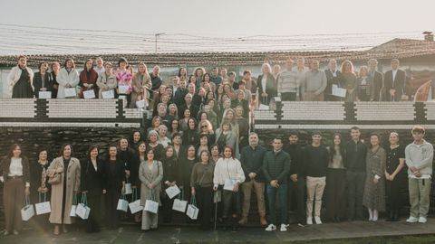 Los trabajadores distinguidos por sus 25 a�os en Jealsa, al t�rmino del encuentro acompa�ados por la familia propietaria de la conservera