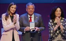 Julio Ancochea, en el centro de la imagen, en la entrega del premio.