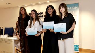S�nchez, Gregorio y Rodr�guez recogiendo su diploma de finalistas.