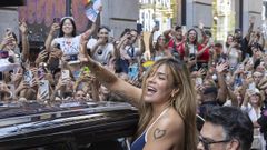 Karol G, saliendo del teatro en el que se graba La revuelta, tras su entrevista con David Broncano