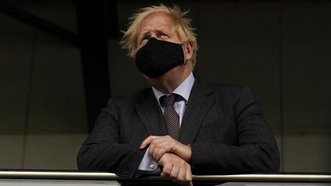 Boris Johnson, durante una visita el lunes a un centro de vacunaci�n.