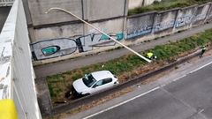 El veh�culo accidentado este juves, sobre el parterre frente al muro de la f�brica de armas