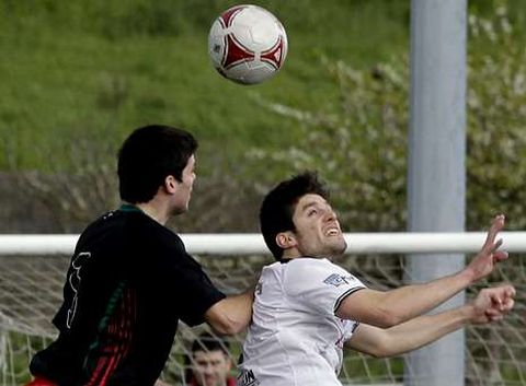 �lex, lateral izquierdo del Racing, trata de ganar un bal�n a�reo en O Cond�s.