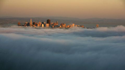 San Francisco parece una ciudad flotante entre las nubes.