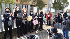 Profesores del colegio se concentraron el viernes para apoyar a la directora que ahora ha sido relevada