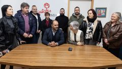 Bernardo Fern�ndez y Patricia Iglesia, acompa�ados por representantes socialistas de la Costa da Morte