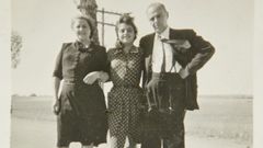 Blanca I�arra, rodeada de sus padres Manuel y Juanita Armentia