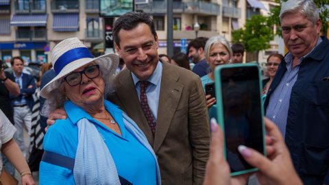 El candidato del PP de Andaluc�a y aspirante a la reelecci�n como presidente de la Junta, Juanma Moreno, visit� este domingo la Hermandad de la Virgen de Valme, en Dos Hermanas.