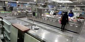 Muchos puestos de los mercados permanecieron ayer cerrados por falta de mercanc�a.
