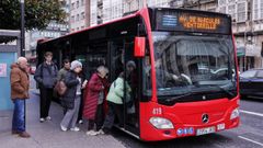 Usuarios subiendo a un autob�s urbano en la plaza de Pontevedra