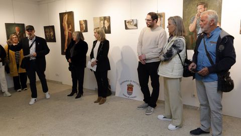 La madre de Simone, Marianne (a la derecha), acudi a la inauguracin que rene en la Biblioteca Municipal de Viveiro una seleccin de casi 40 retratos pintados por su hija en Baroso (Ourol)