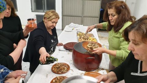 ENTERRO DA SARDI�A EN TRIVES.En Trives hicieron una copiosa cena, con parrilla y postres, para despedir el entroido.