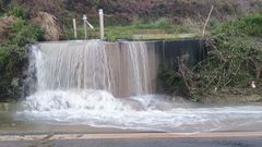 Desbordamiento del agua en el arenero de Suevos.