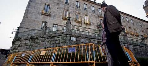 Unas vallas de obra alertan del peligro de que las barandillas del atrio del edificio de Hacienda puedan venirse abajo.