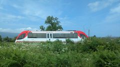 Un tren aproxim�ndose a la estaci�n de San Claudio, en Ortigueira