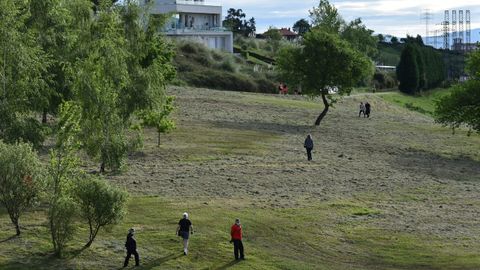 Gente haciendo deporte en las inmediaciones de la pista finlandesa, en Oviedo