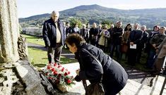 La nieta de Leiras, en presencia del alcalde y asistentes, hizo la ofrenda floral a su abuelo.