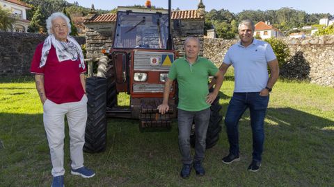 Un tractor Fiat de 1996 del Concello de Corcubión. En la imagen, el alcalde, Xabier Domínguez, un operario y el exmandatario Rafael Mouzo.