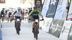 Salida de la primera etapa de la Volta a Galicia en BTT desde la Praza da Igrexa de Lal&iacute;n.