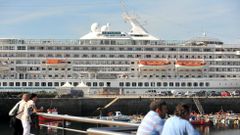 Vista del crucero �Artania� en Curuxeiras