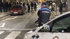 Un agente de la Policía Local de Santiago controla la movida nocturna en el Ensanche