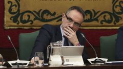 El alcalde de M�stoles, Manuel Bautista, durante el pleno extraordinario del Ayuntamiento solicitado por todos los partidos de la oposici�n para pedirle explicaciones de las acusaciones de acoso laboral y sexual de una exconcejal del PP