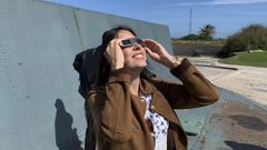 La cient�fica Mar G�mez observa el sol con gafas homologadas