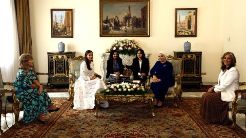 La reina Letizia y la primera dama, Entissar Amer, durante la recepcin oficial este martes en El Cairo.