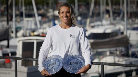 La regatista Carmen Mateo Surez-Pumariega con los dos trofeos, absoluto y mster, que gan en el campeona europeo de snipe