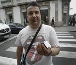 �ngel ofrece pa�uelos en la calle Padre Feijoo. 
