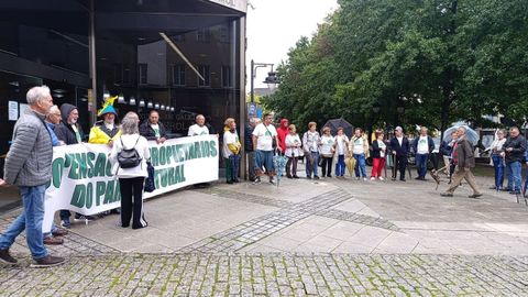 Concentracin, ayer, delante del edificio administrativo de la Xunta en Ferrol